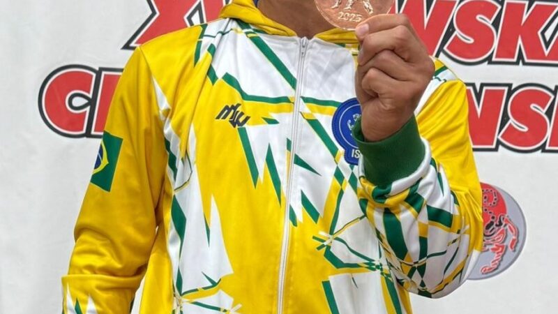 Carateca de Santos é bronze com a seleção brasileira no Mundial da Espanha