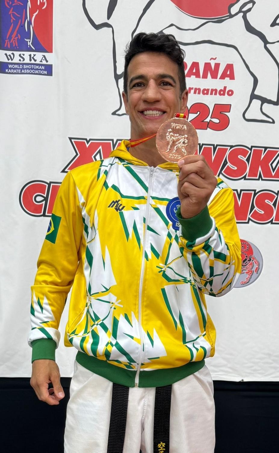 Carateca de Santos é bronze com a seleção brasileira no Mundial da Espanha