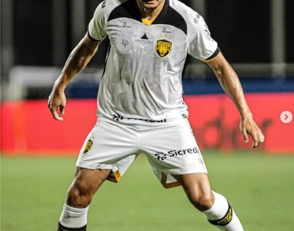 Suspenso, Larry Vásquez desfalca o Amazonas contra a Chapecoense; Tavares e Luan Silva voltam