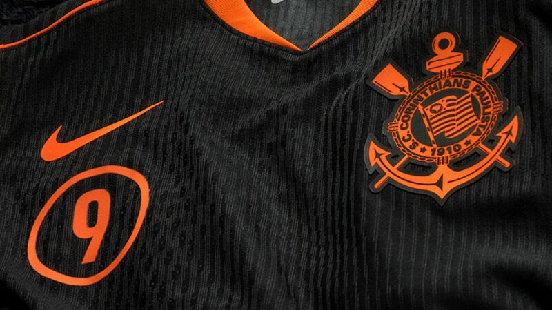 Corinthians estreia nova terceira camisa neste domingo; relembre modelos e retrospecto