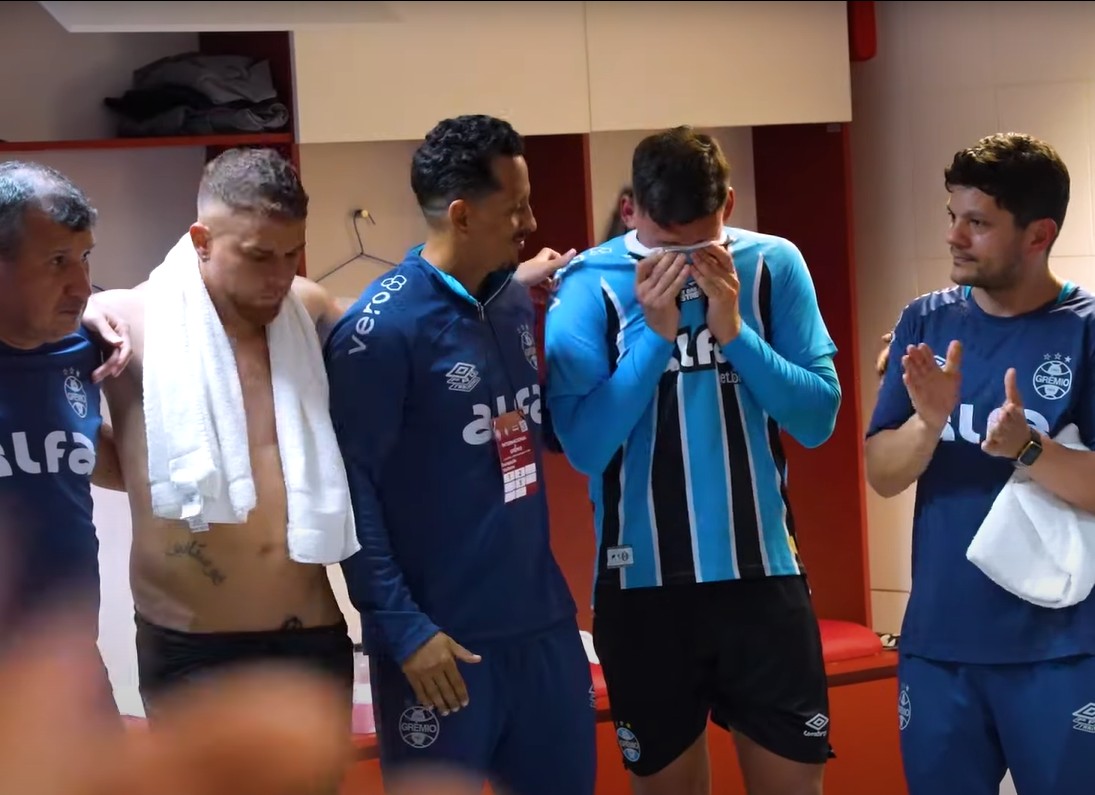 Bastidores: zagueiro vai do choro após pênaltis à emoção com vitória do Grêmio no Gre-Nal
