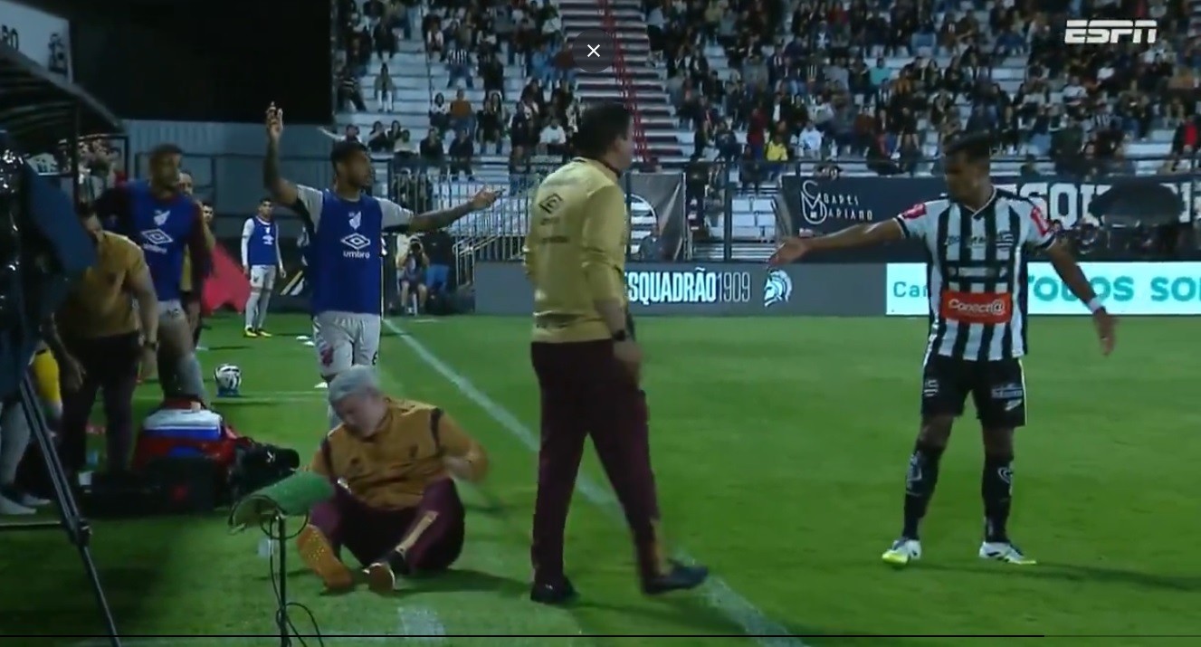 Athletic x Athletico-PR: Odair Hellmann leva carrinho de jogador e fica “pistola” na Série B