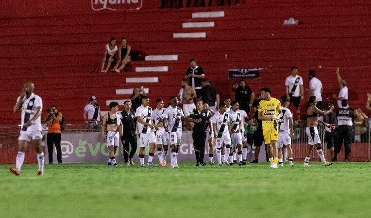 “Jogando pela nossa honra”, diz zagueiro sobre 100% da Ponte mesmo sem salário desde junho