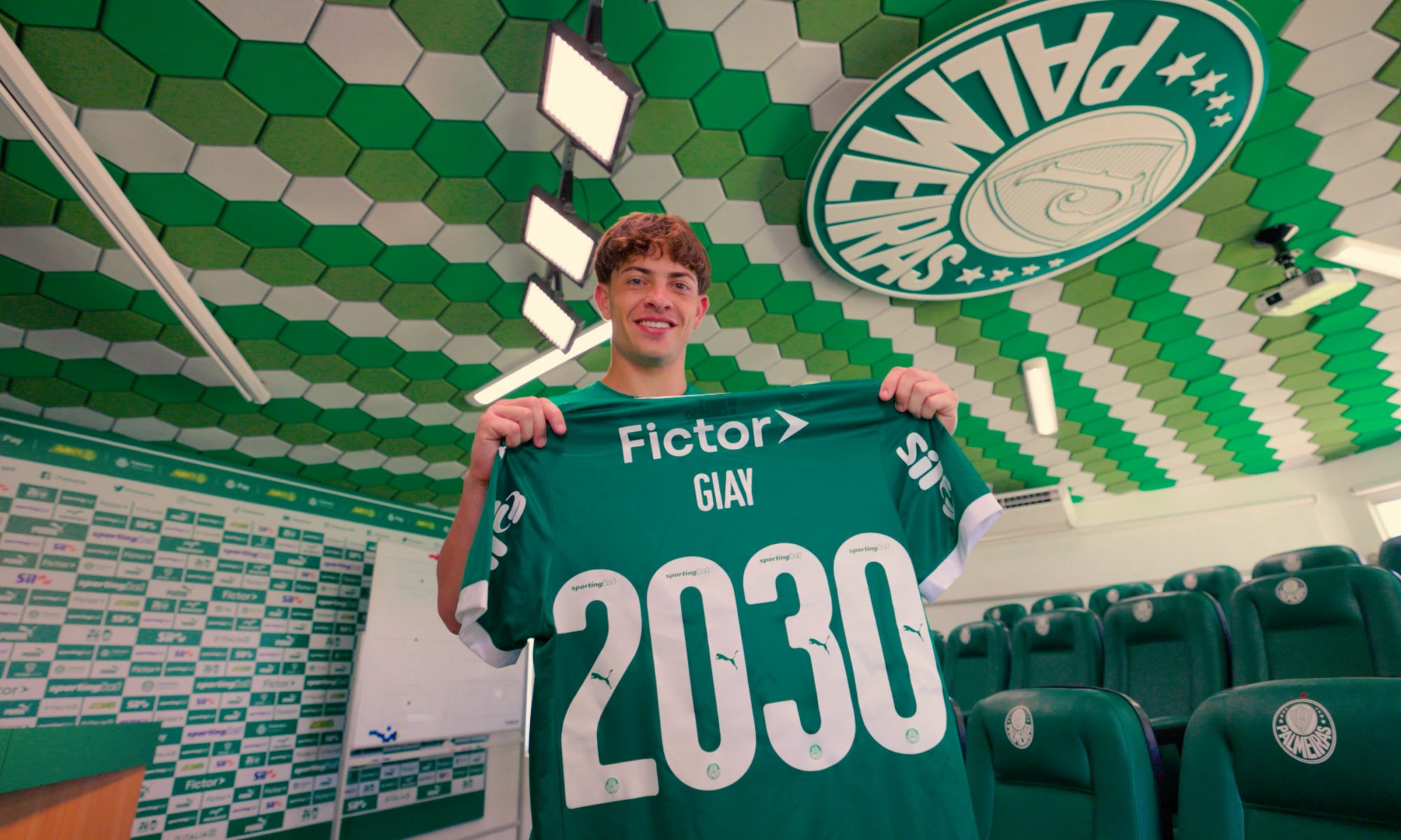Palmeiras anuncia renovação de contrato com Giay até 2030
