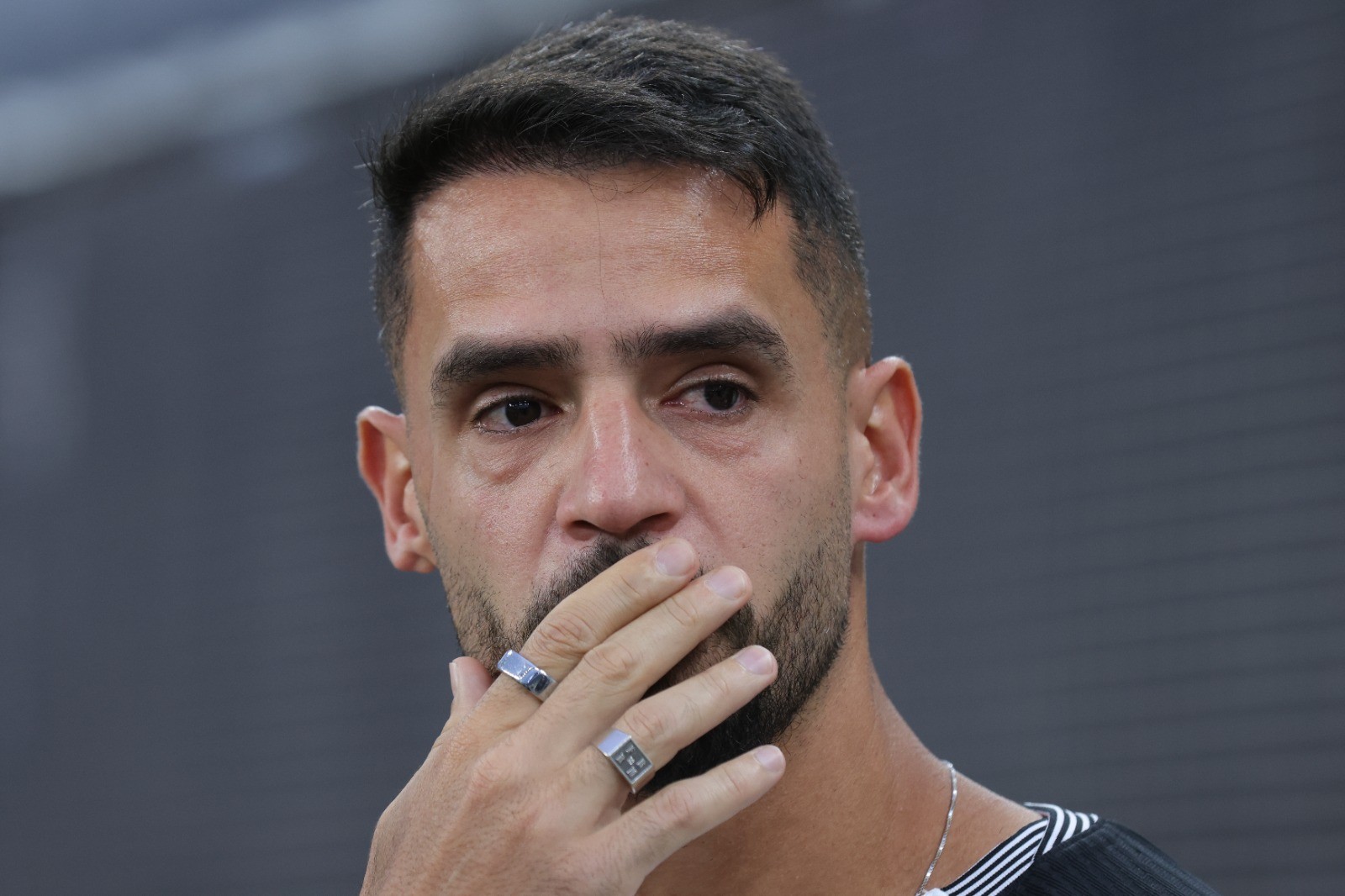 Renato Augusto recebe homenagens do Corinthians e chora em campo em Itaquera