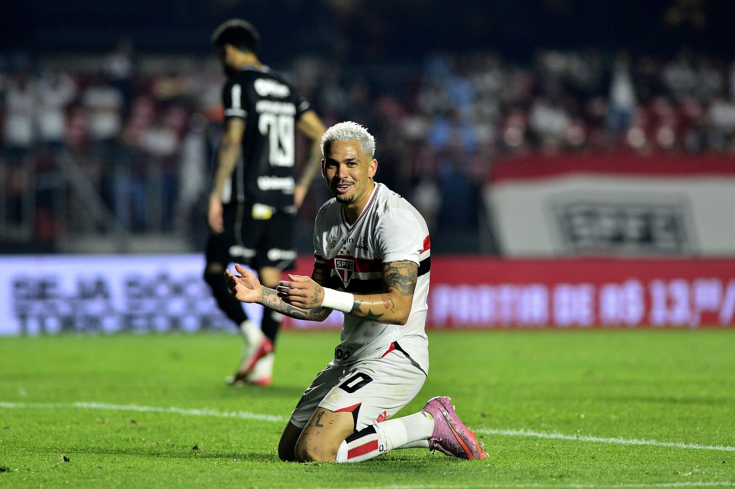 São Paulo reencontra problemas da eliminação e perde de novo em casa