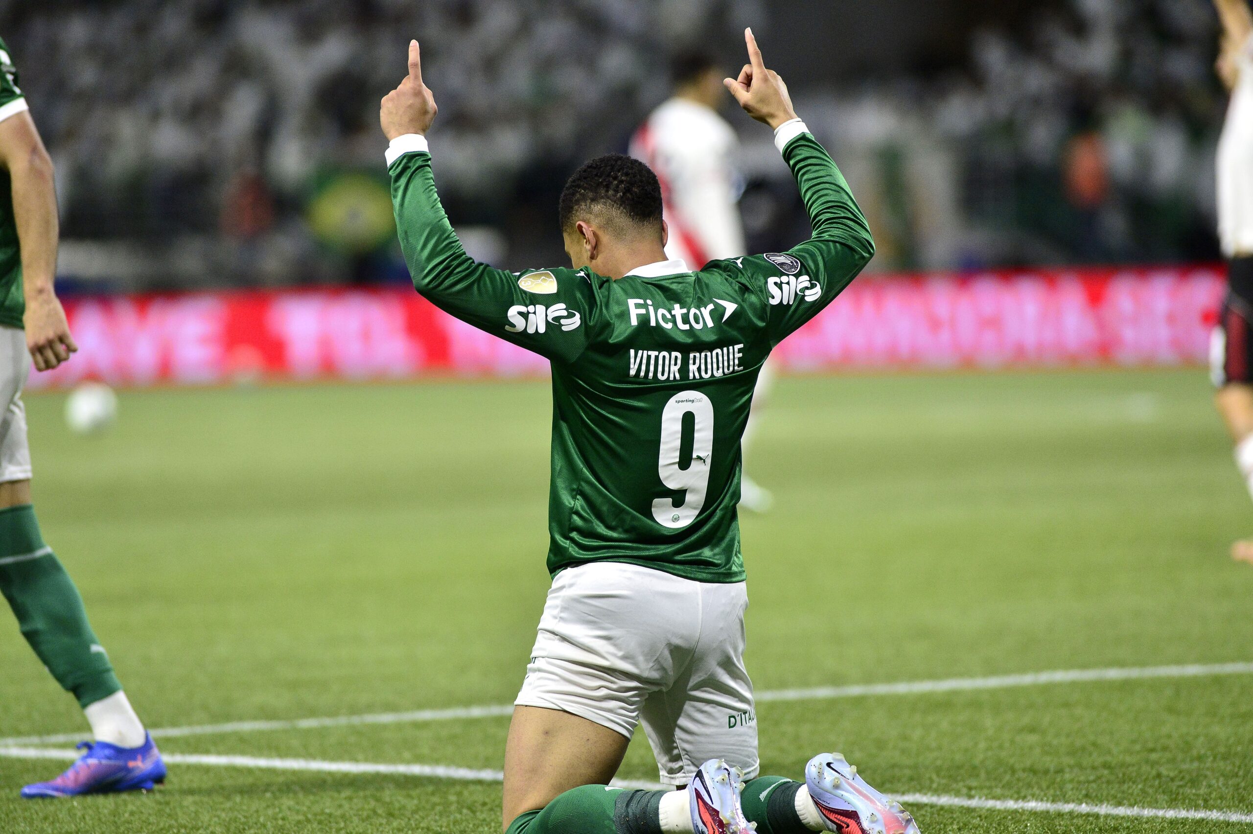 Vitor Roque celebra classificação do Palmeiras após virada: “Passar era nosso maior objetivo”