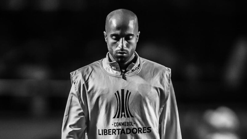 Lucas promete luta após eliminação na Libertadores: “Ficar no chão não é uma opção”