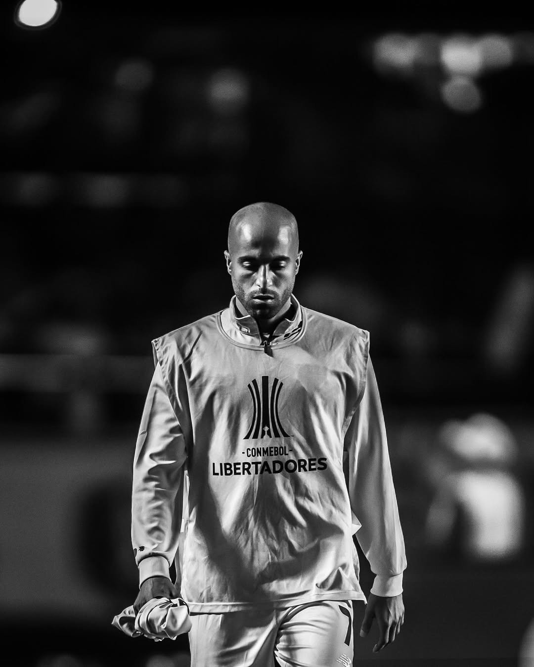 Lucas promete luta após eliminação na Libertadores: “Ficar no chão não é uma opção”