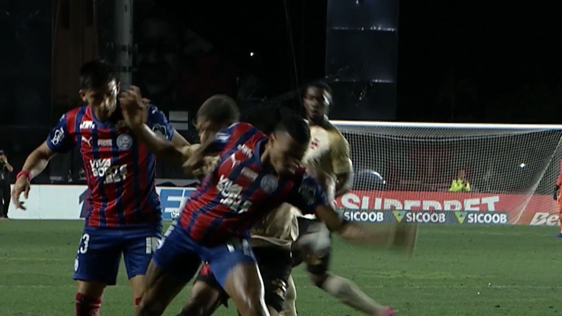 Vasco x Bahia: em áudio, VAR vê movimento adicional em expulsão de Jean Lucas