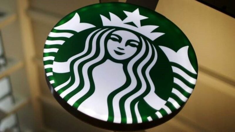 Starbucks anuncia fechamento de lojas e cerca de 900 demissões em plano de reestruturação