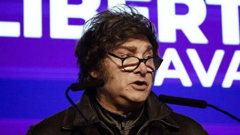 Por que Milei precisou pedir ajuda aos EUA para lidar com crise econômica na Argentina?