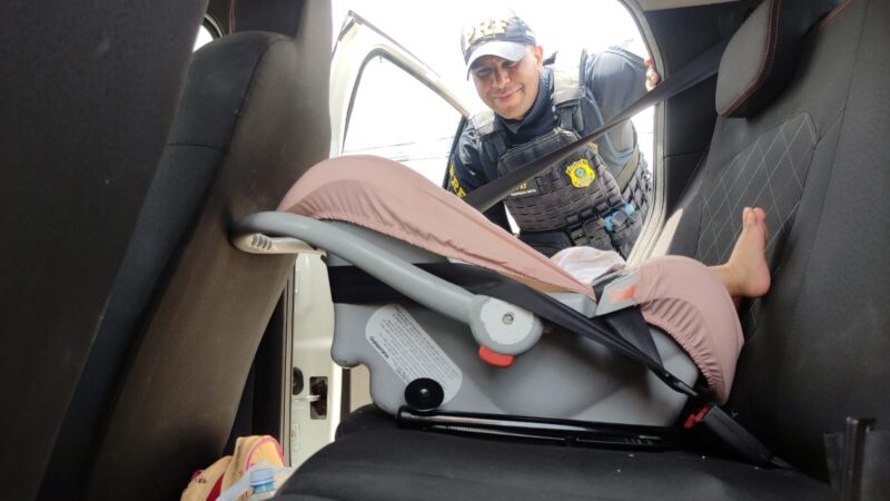 Criança morre após cadeirinha ser arremessada em acidente; veja como evitar erros fatais no transporte infantil