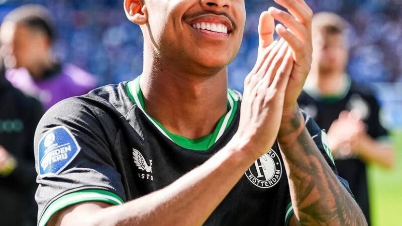 Igor Paixão recebe prêmio de Chuteira de Ouro