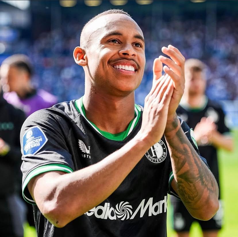 Igor Paixão recebe prêmio de Chuteira de Ouro