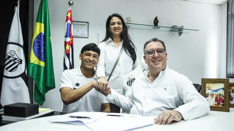 Goleiro Arthur do Vale assina primeiro contrato profissional com o Santos
