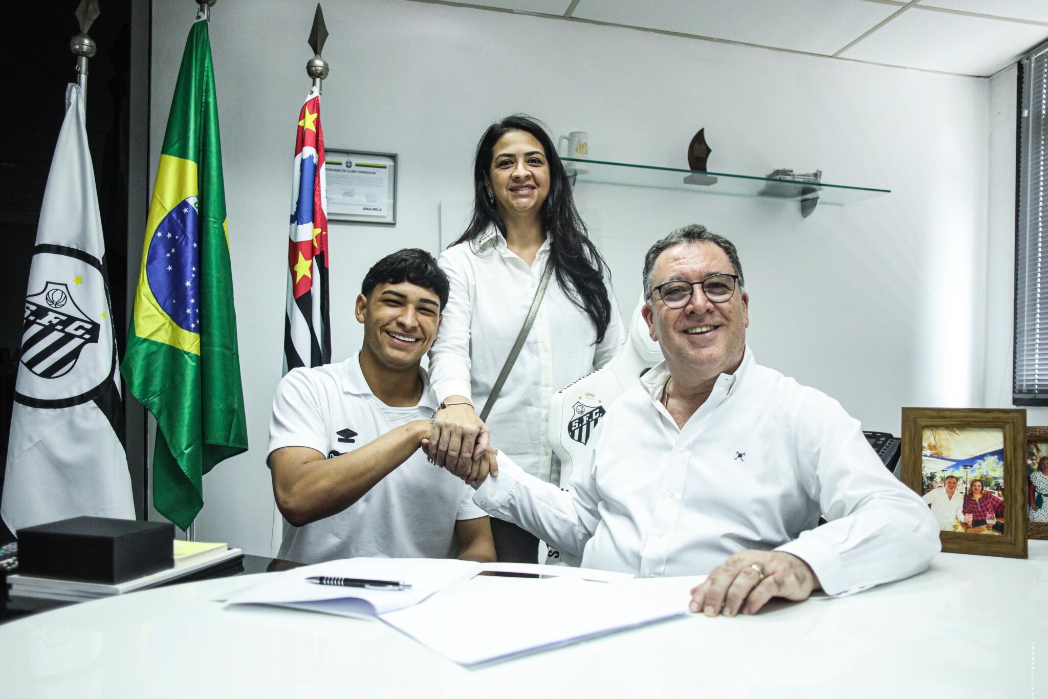 Goleiro Arthur do Vale assina primeiro contrato profissional com o Santos