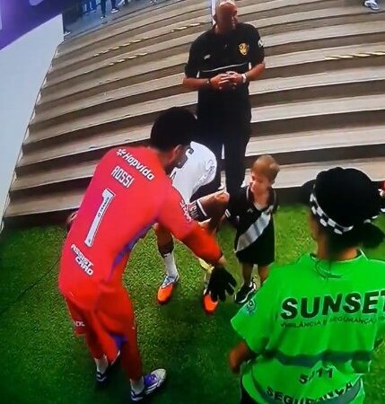 Filho de Vegetti, do Vasco, deixa Rossi no vácuo e viraliza: “Mais vascaíno que muito vascaíno”; vídeo