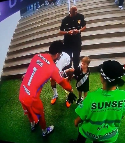 Filho de Vegetti, do Vasco, deixa Rossi no vácuo e viraliza: “Mais vascaíno que muito vascaíno”; vídeo