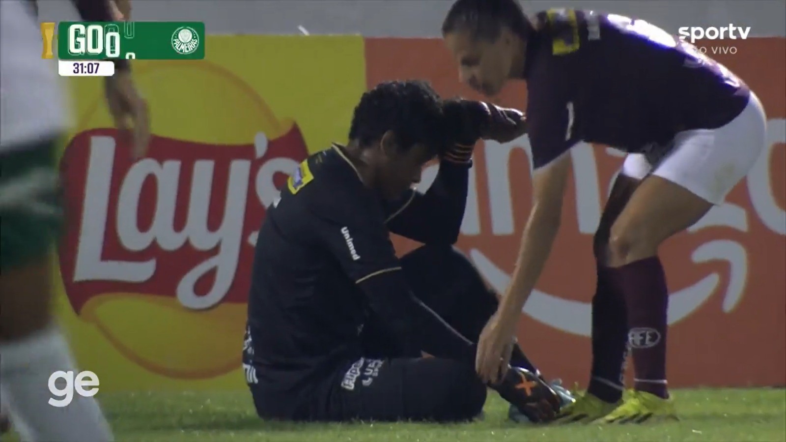 Goleira ex-seleção tem noite infeliz com bola entre as pernas e choque com trave em gol; vídeo