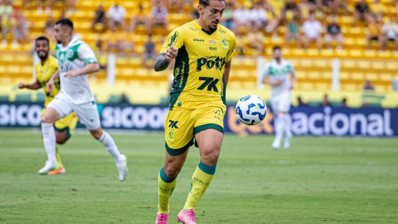 Chico da Costa tem edema na coxa e inicia tratamento no Mirassol