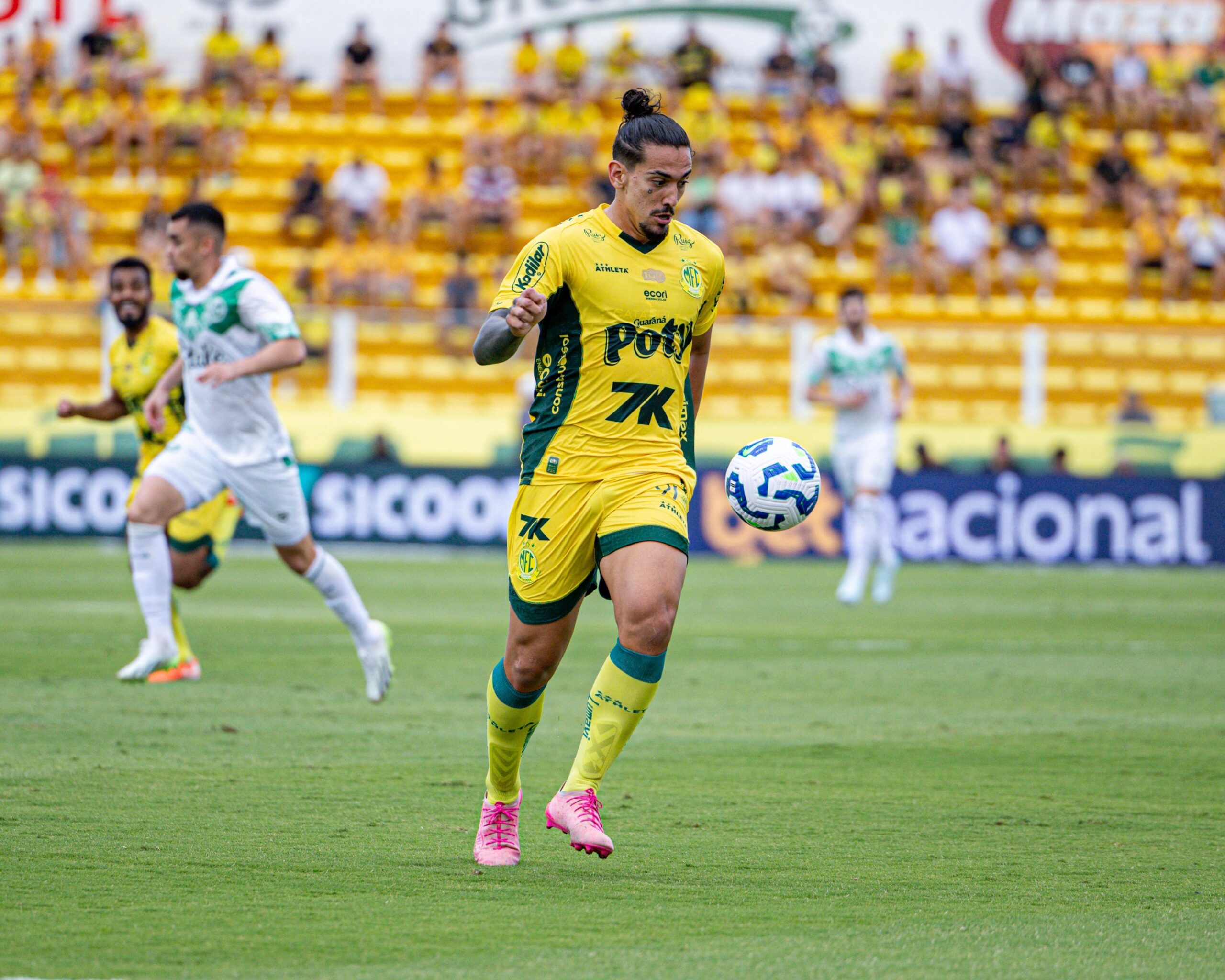 Chico da Costa tem edema na coxa e inicia tratamento no Mirassol