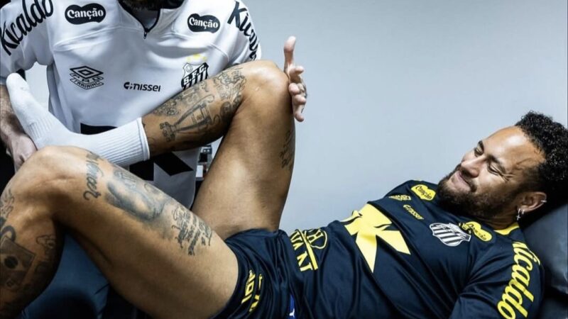 Bastidores: Neymar tira autonomia do Santos e prioriza equipe particular em tratamento de lesão