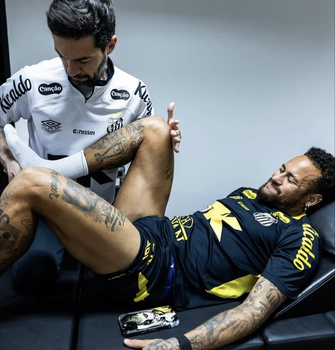 Bastidores: Neymar tira autonomia do Santos e prioriza equipe particular em tratamento de lesão