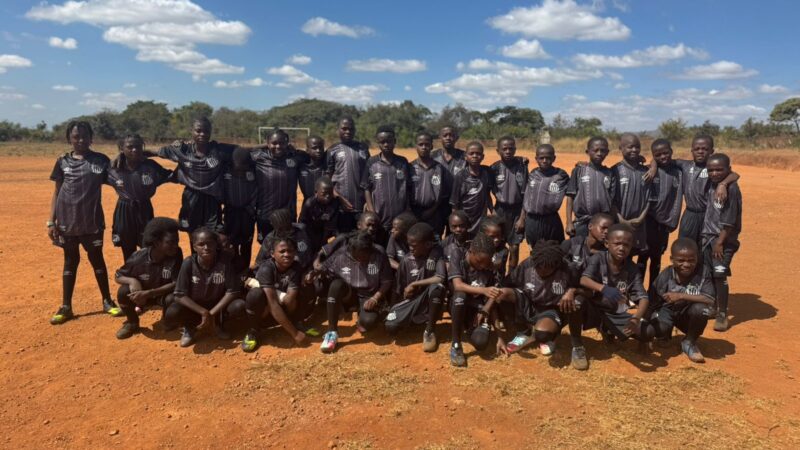 Santos doa uniformes para crianças refugiadas no Malawi