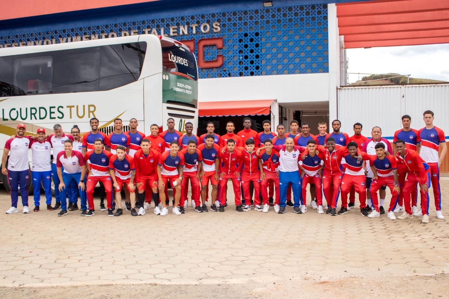 Boston City joga em duas cidades no mesmo dia com elenco Sub-20