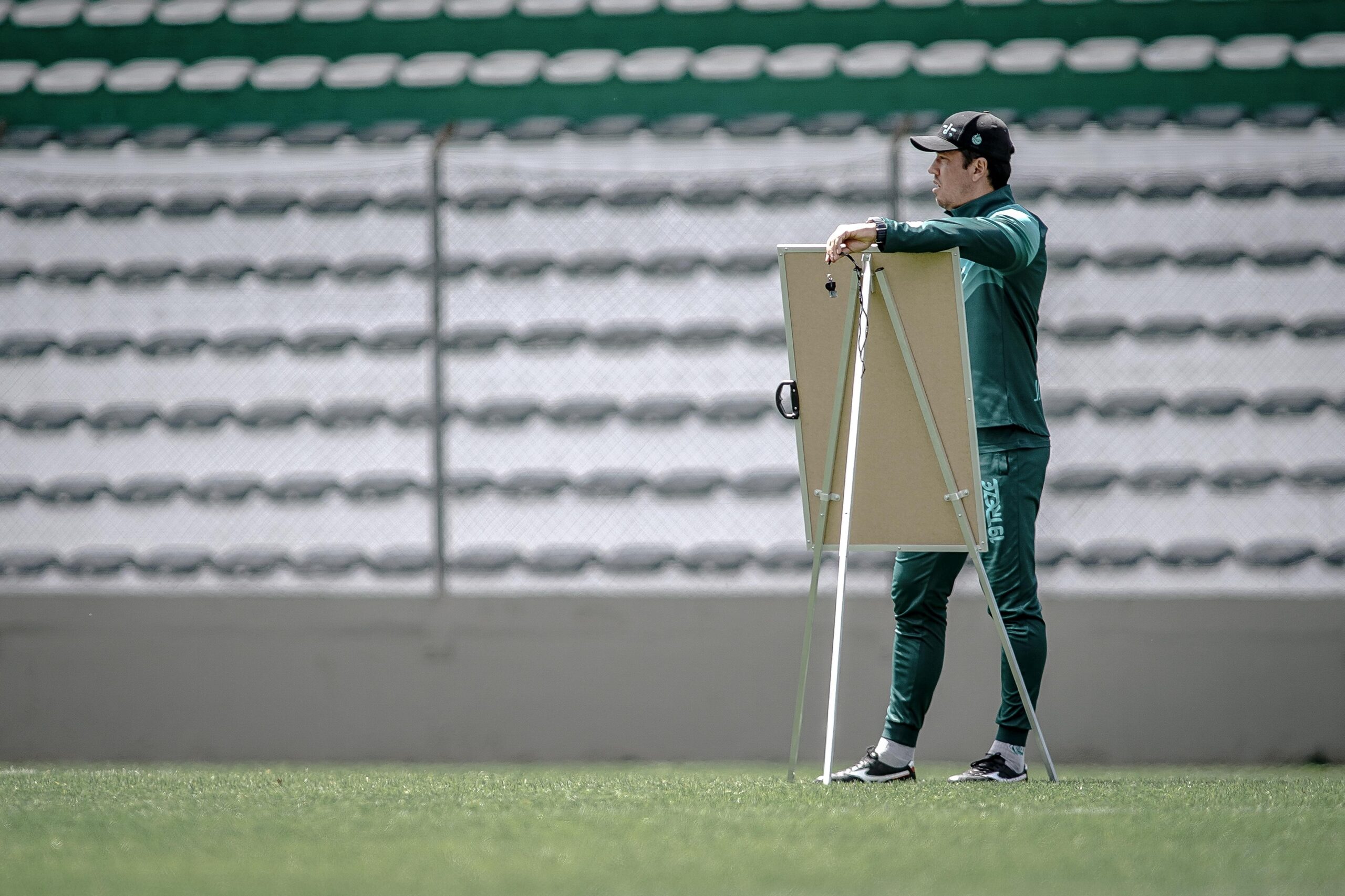 Escalação do Juventude: Carpini deve montar nova dupla de zaga e tem dúvida no meio