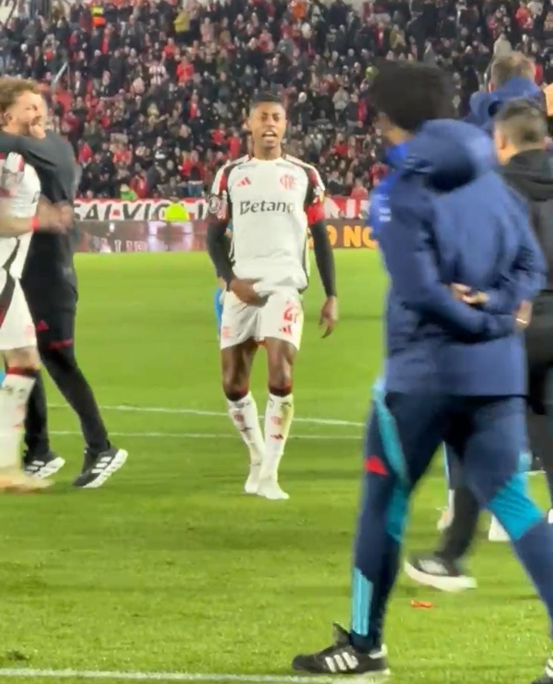 Conmebol abre expediente contra Bruno Henrique por gesto obsceno em Estudiantes x Flamengo