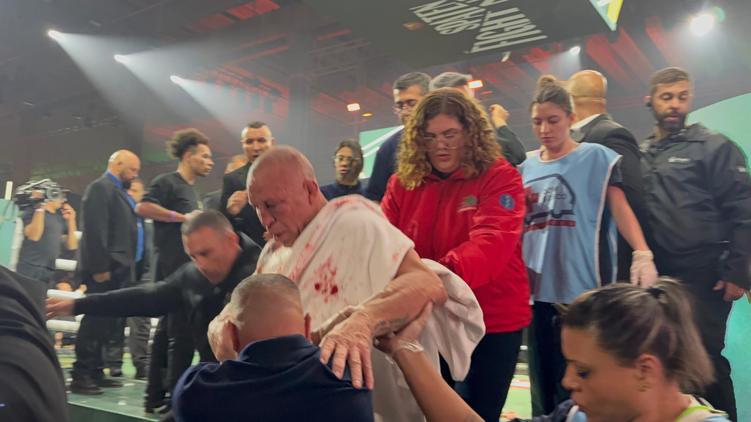 Wanderlei Silva é levado ao hospital após confusão generalizada