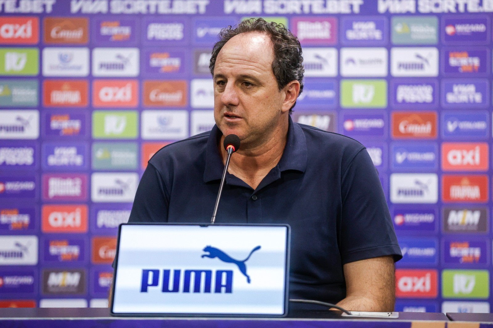 Ceni destaca atuação do Bahia e rebate críticas do Palmeiras sobre gramado: “Fica feio”