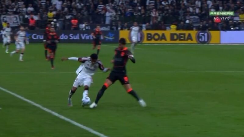 Gustavo Henrique, do Corinthians, reclama de lateral de gol rival: “A bola bate no jogador do Flamengo”