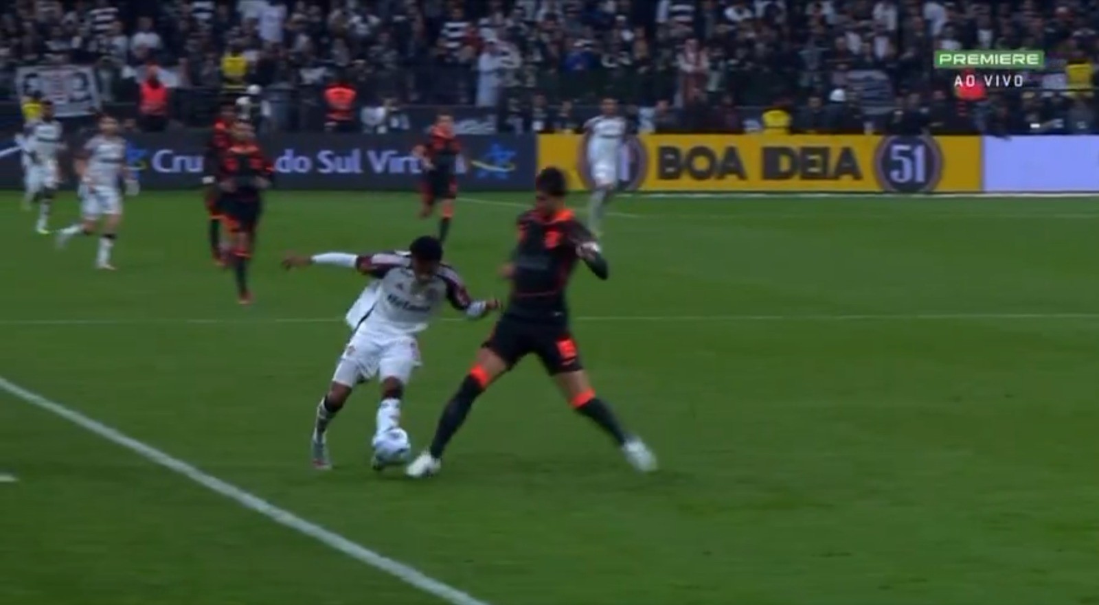 Gustavo Henrique, do Corinthians, reclama de lateral de gol rival: “A bola bate no jogador do Flamengo”