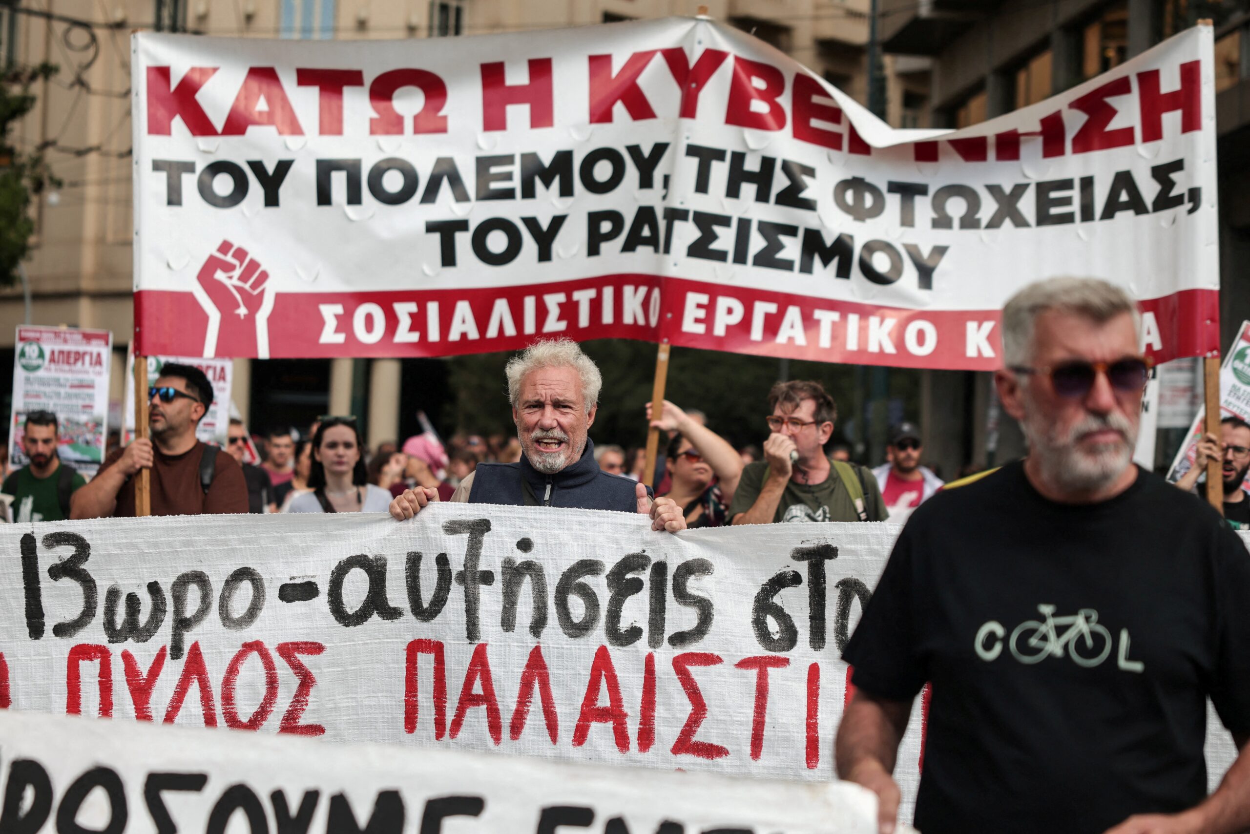 Jornada de 13h, controle por app e férias flexíveis: PL trabalhista gera protestos na Grécia