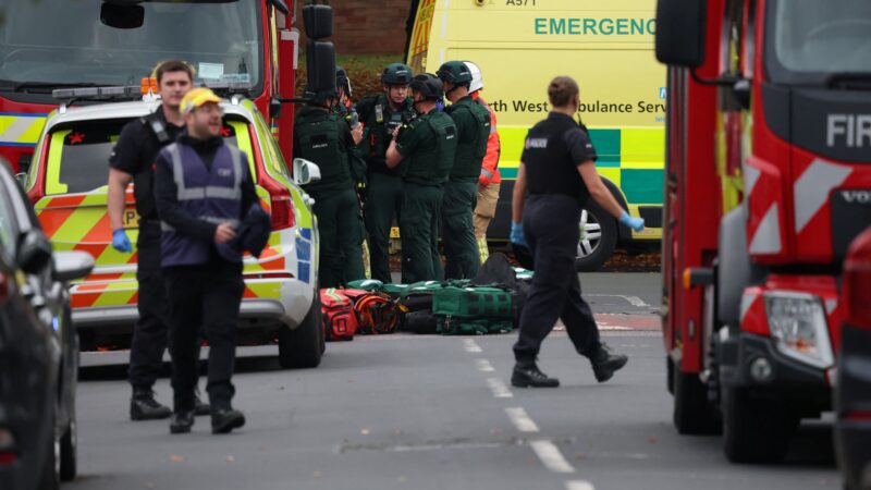 Homem atropela e esfaqueia pessoas em frente a sinagoga de Manchester; 4 ficam feridos