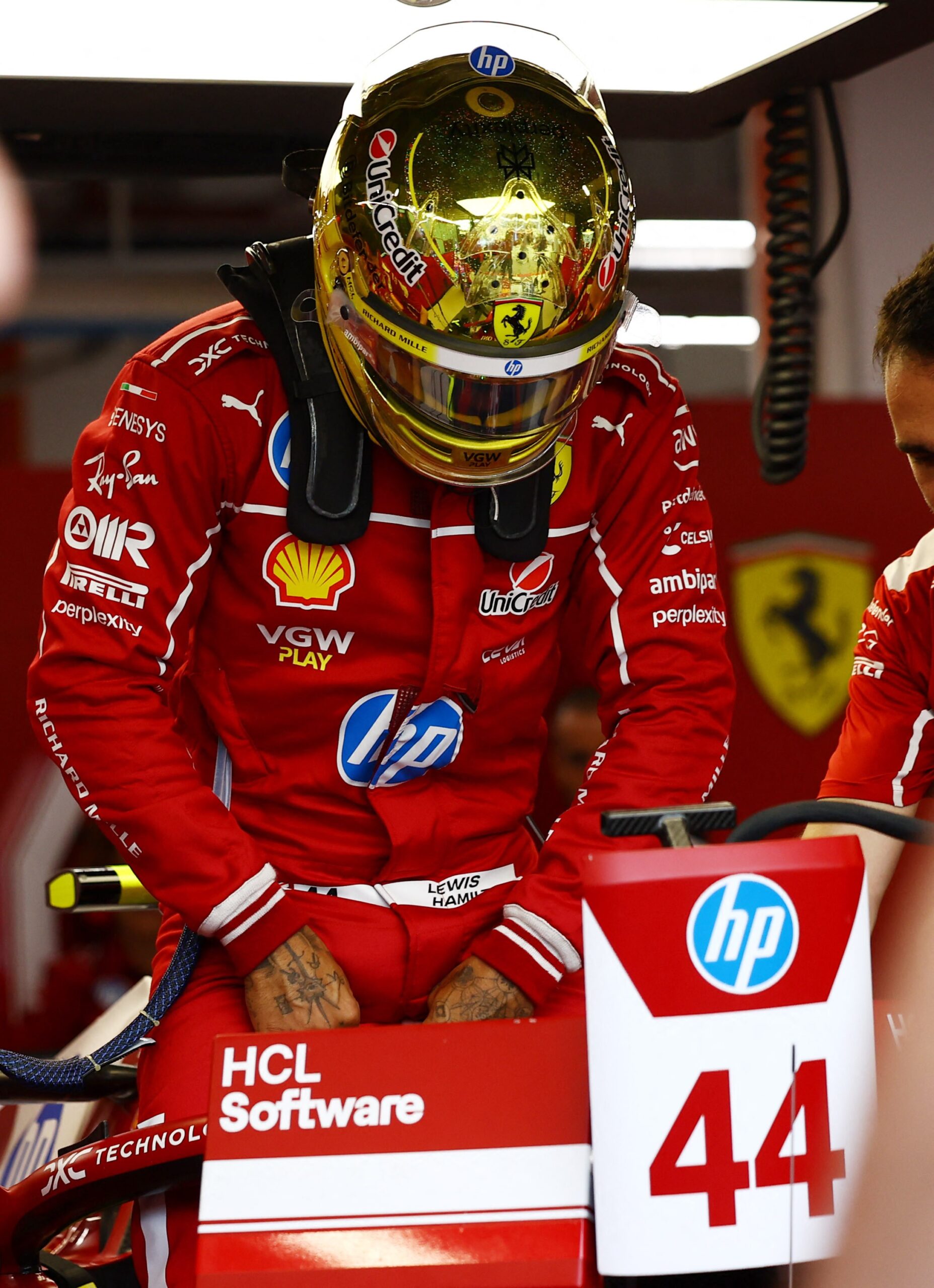 Hamilton usa capacete dourado nos treinos em Singapura; veja