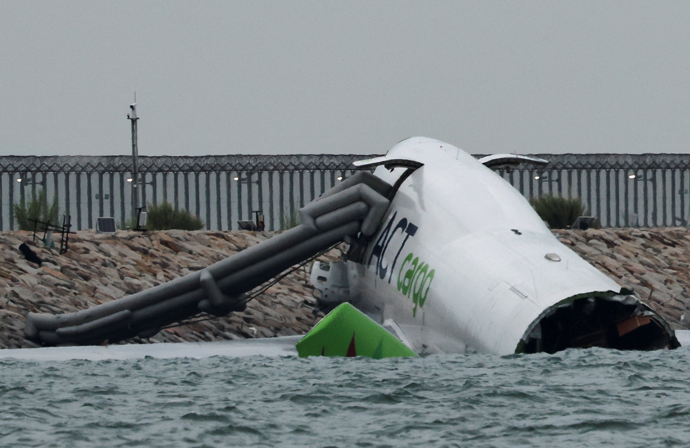 Avião de carga derrapa na pista e cai no mar ao pousar em Hong Kong; duas pessoas morreram, diz mídia local