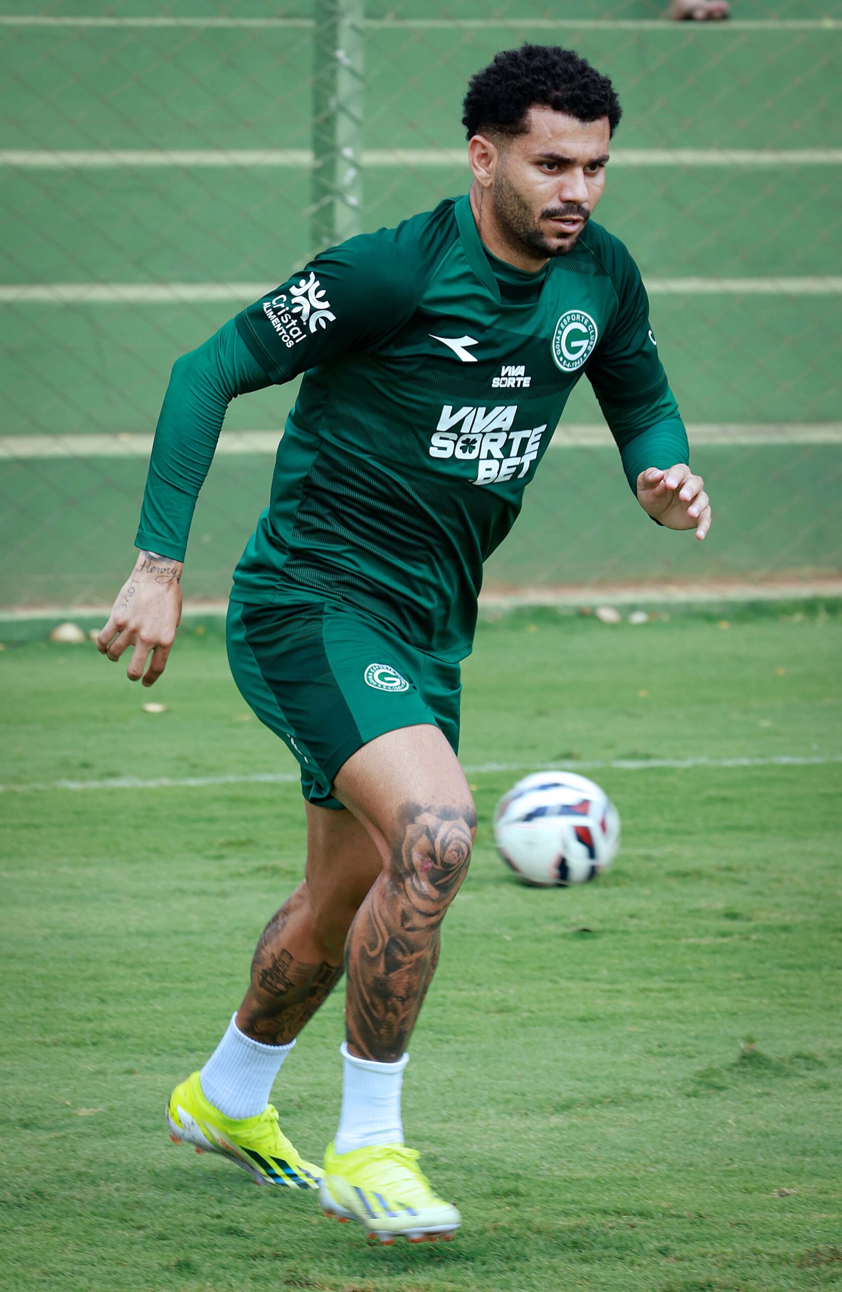Goiás x Athletico-PR: Verdão pode ter mudança na defesa