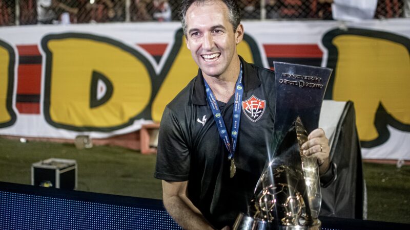 Léo Condé retorna ao Barradão, palco de celebração de título e marcas históricas com o Vitória