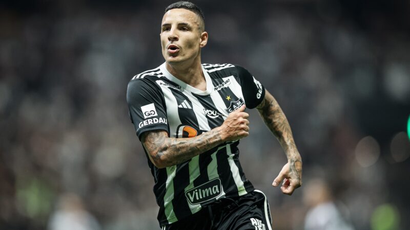 Cobrado, Guilherme Arana se declara ao Atlético-MG e recebe apoio de Hulk