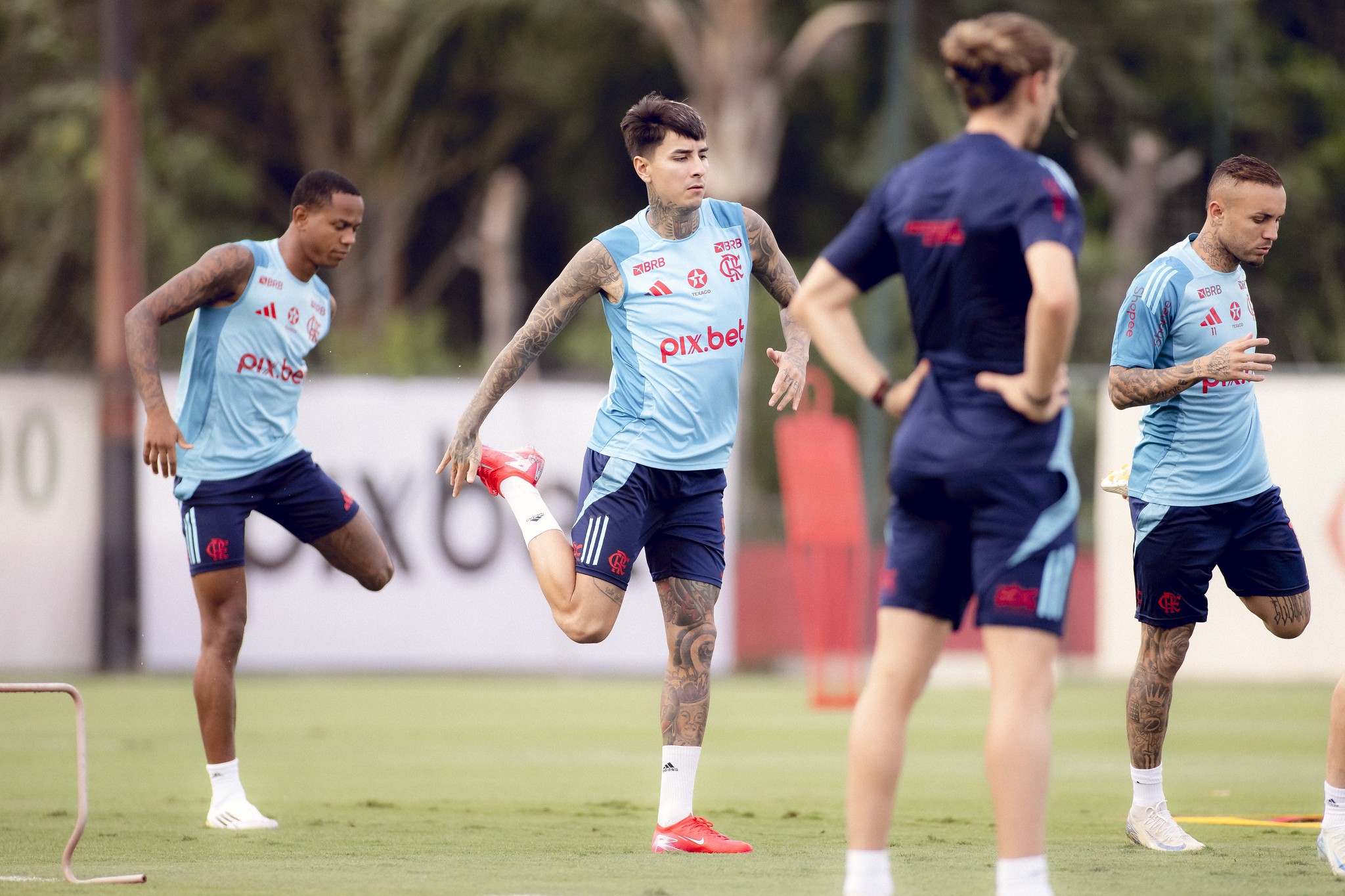 Pulgar volta a treinar com o grupo, e Saúl faz trabalho à parte no Flamengo