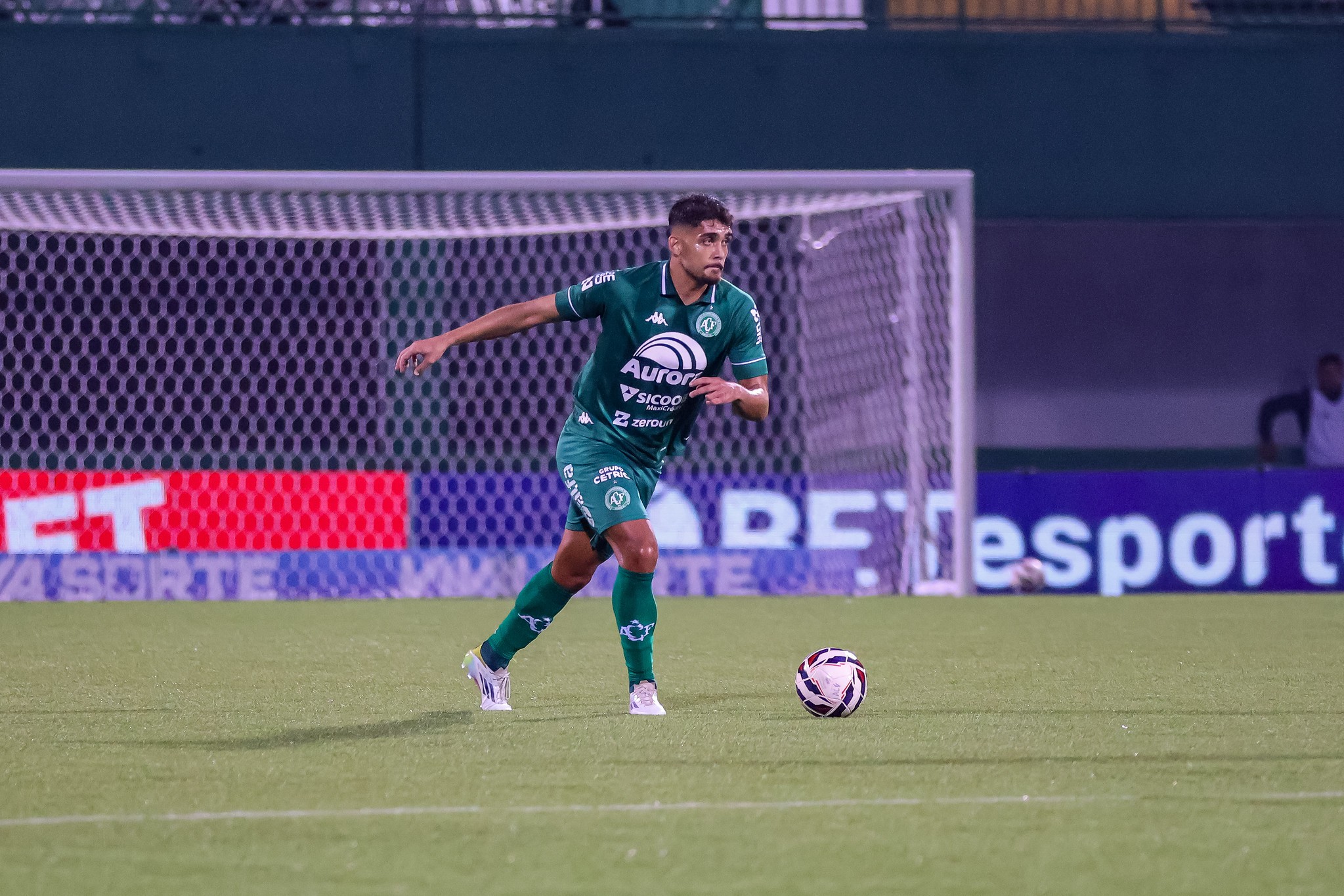 Zagueiro da Chapecoense destaca “força do grupo” em busca do acesso