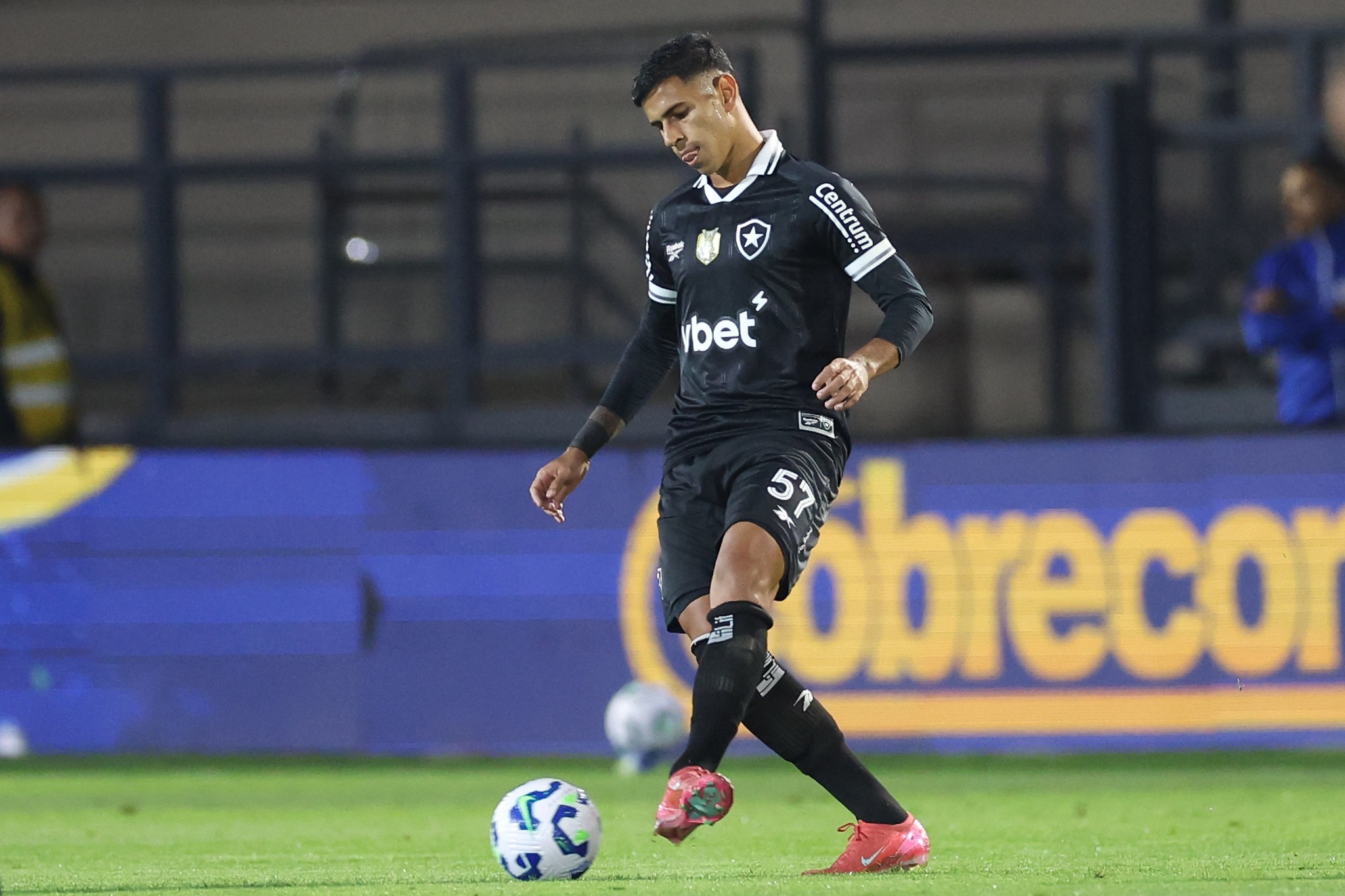 David Ricardo reencontra posição de origem e vira solução para o Botafogo com três baixas na lateral