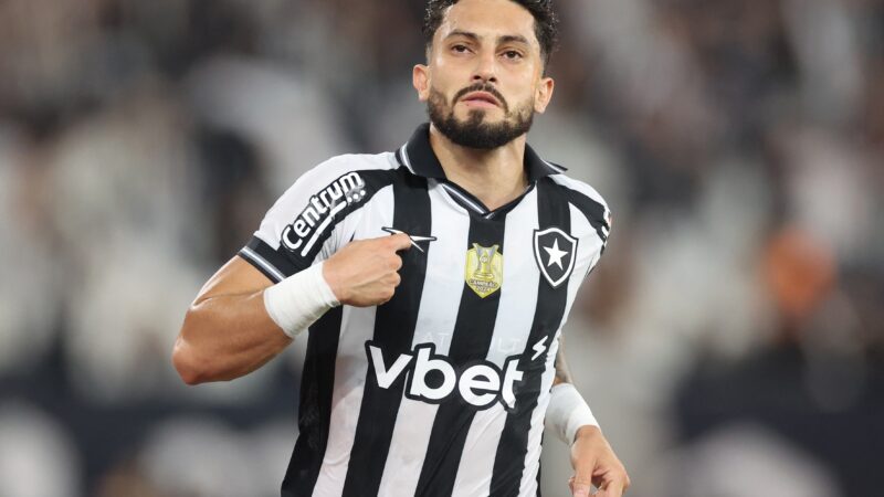 Alex Telles sofre com dores crônicas no joelho, e Botafogo terá alternância na lateral