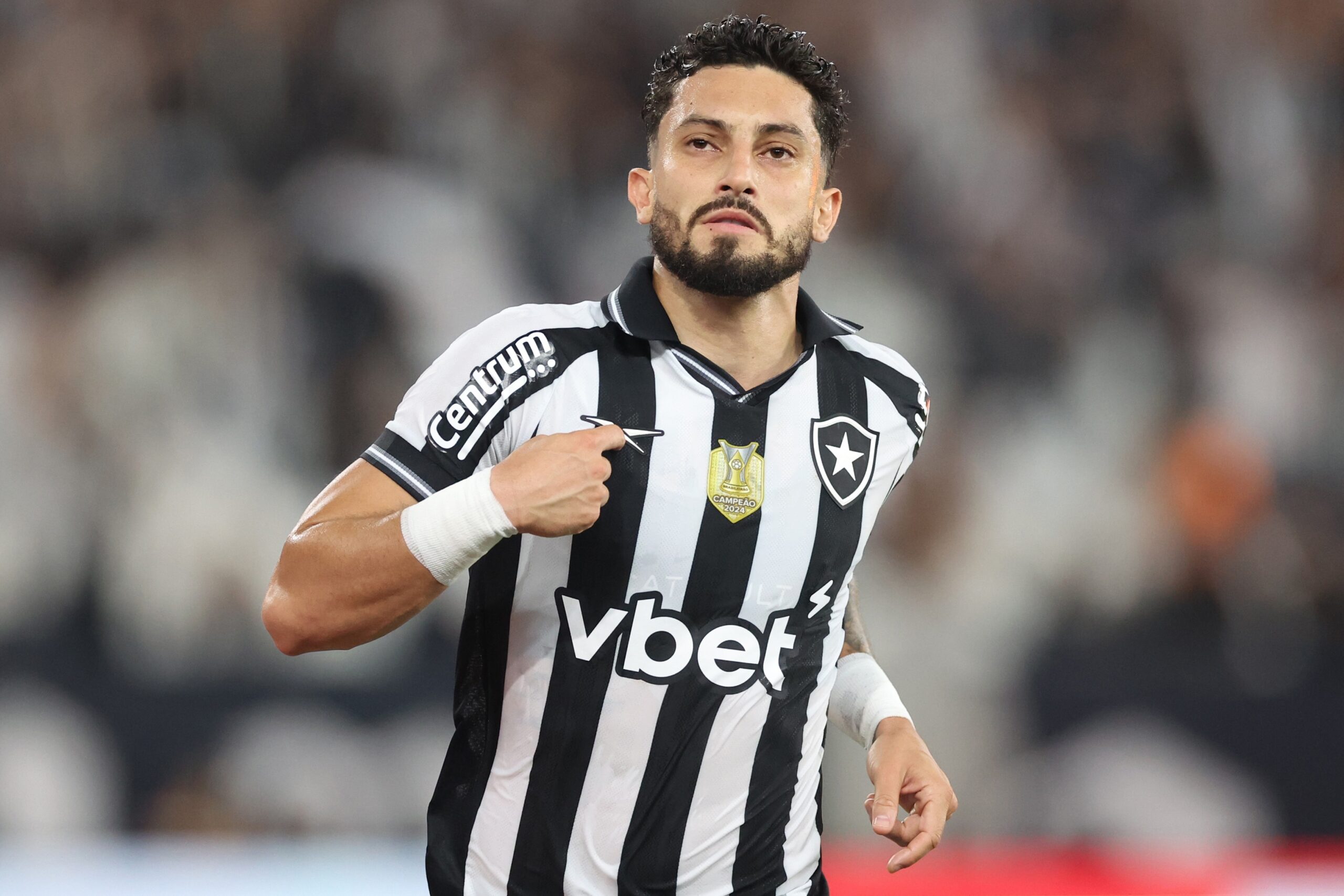 Alex Telles sofre com dores crônicas no joelho, e Botafogo terá alternância na lateral