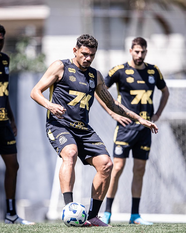 Tiquinho Soares ganha moral no Santos de Vojvoda, vira 12º jogador e busca retomada com gols
