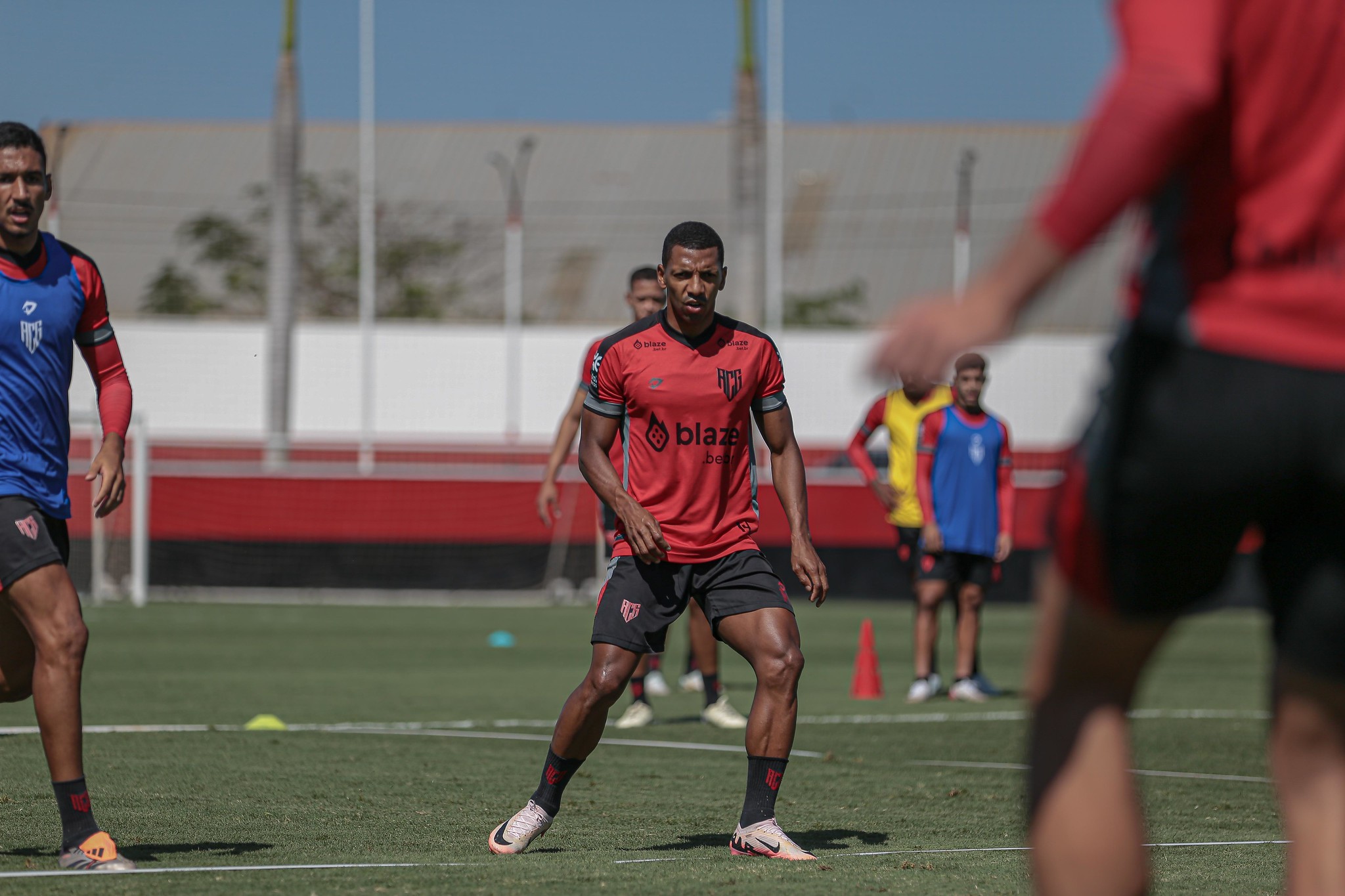 Após ajudar como lateral, Jean Dias mira confronto direto contra o embalado Athletico-PR